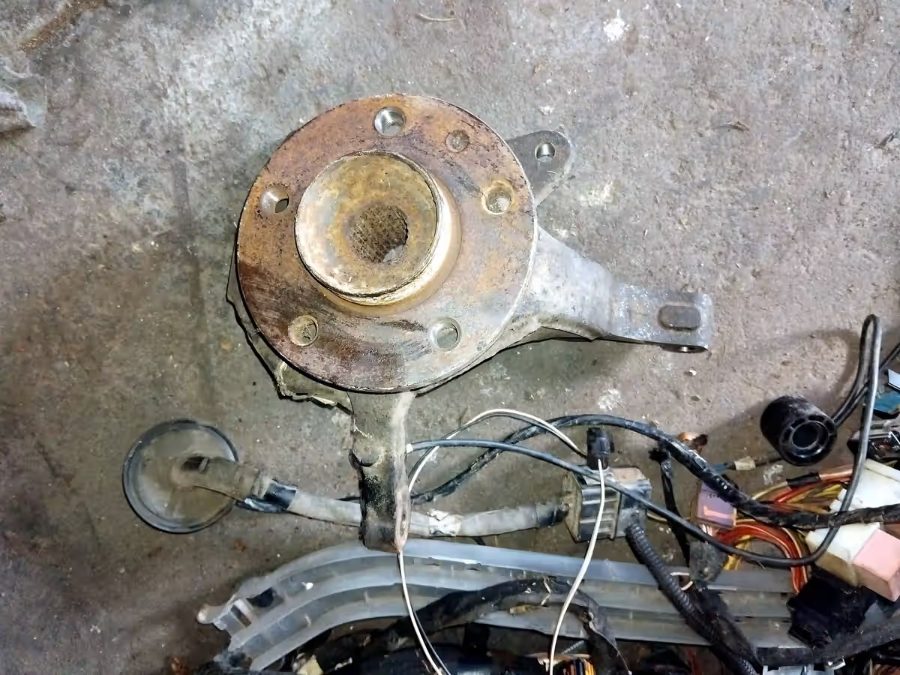 Front Wheel Hub & Knuckle
